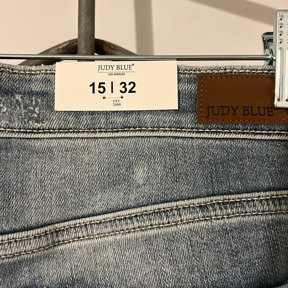 Judy Blue Paint Specked Distressed Boyfriend Fit Jeans - Picture 9 of 10